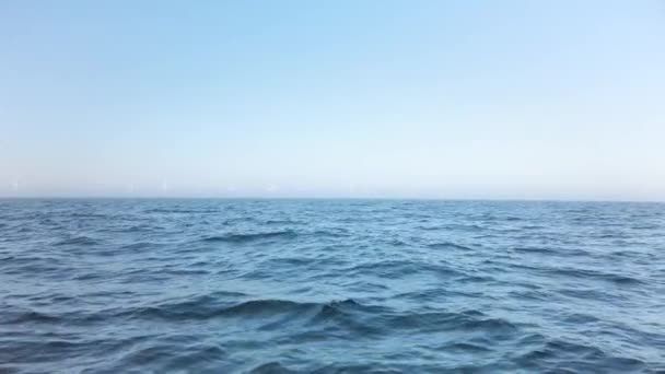 Açık denizdeki yel değirmeni parkı, uzak bir mesafeden görülüyor. Güzel, açık, güneşli bir bahar günü. Bir tekneden çekilmiş. Yeri Kopenhag ve Malmö arasında. Ağır çekim 1080p - Video, Çekim