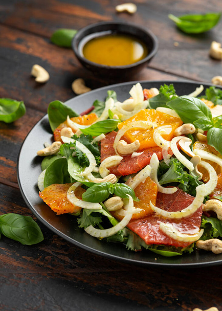 Verse salade met venkel, sinaasappel, grapefruit, spinazie en cashewnoten. gezond voedsel. - Foto, afbeelding