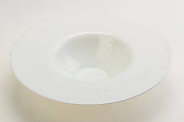 Bílý talíř pro obsluhu izolovaných - Fotografie, Obrázek