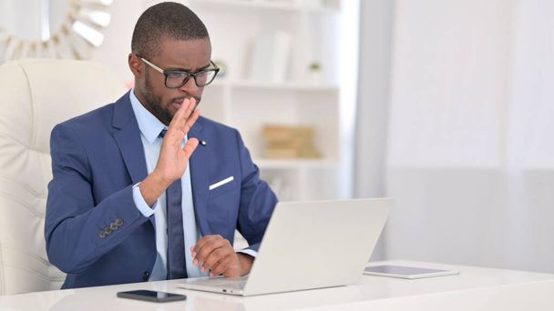 African Businessman robi Wideo Połączenie na laptopie w biurze  - Zdjęcie, obraz