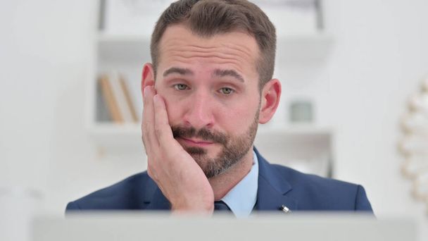 Portrait of Disappointed Businessman reacting to Loss on Laptop  - Foto, afbeelding