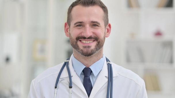 Porträt einer Ärztin, die in die Kamera lächelt  - Foto, Bild