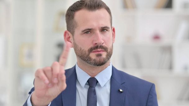 Porträt eines Geschäftsmannes, der mit Fingergeste Nein sagt  - Foto, Bild