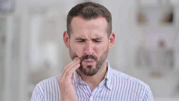 Porträt eines kranken jungen Mannes mit Zahnschmerzen  - Foto, Bild