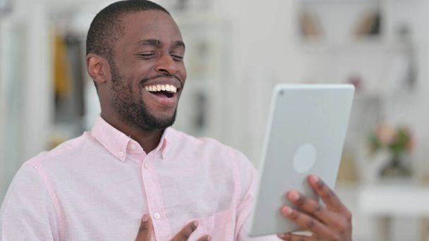 Retrato de homem africano falando em vídeo chamada em Tablet  - Foto, Imagem