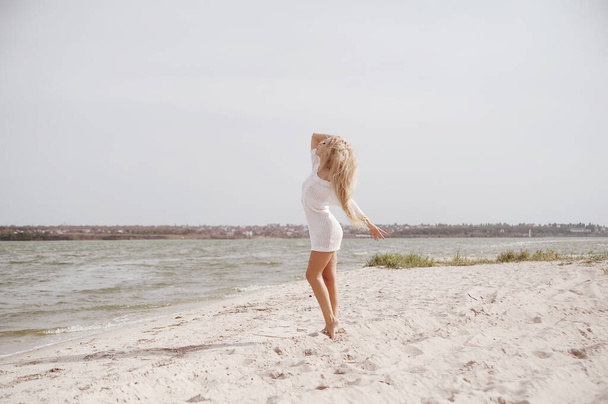 Krásná blondýna žena pózující na pláži  - Fotografie, Obrázek