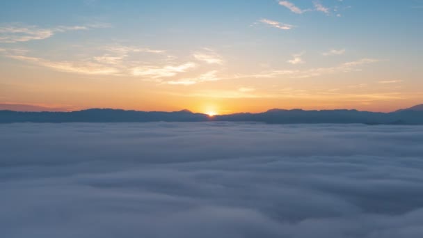 4K Timelapse of beautiful sunrise with fog rolling over mountain in Gunung Silipat viewpoint, Ai yerweng, Yala, Tailândia - Filmagem, Vídeo