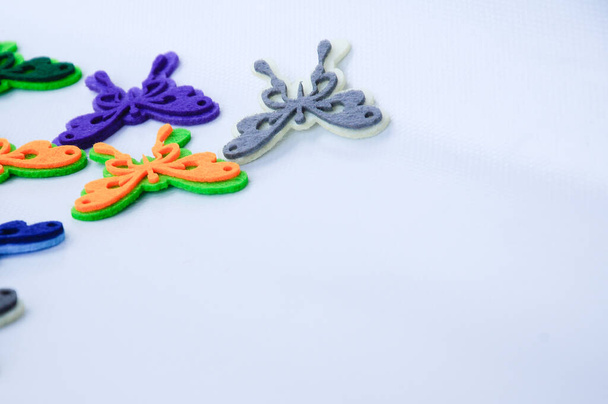 Imagens de borboletas feitas de tecidos coloridos de feltro. Isolado sobre fundo branco - Foto, Imagem