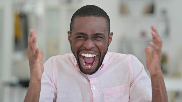 Retrato de homem africano irritado gritando, gritando  - Foto, Imagem