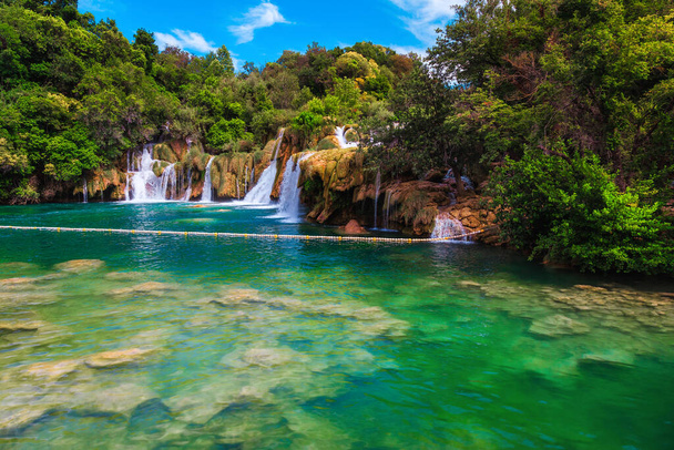 Знаменитый пляж и туристическое место с величественными водопадами и прозрачным чистым озером, Крка Национальный парк, Скрадин, Далмация, Хорватия, Европа - Фото, изображение