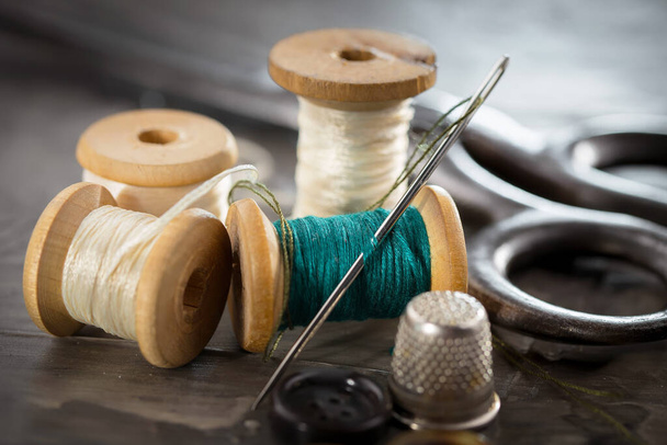 Threads, needles and sewing items. - Foto, Imagen