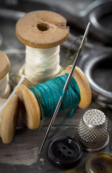 Fios, agulhas e artigos de costura. - Foto, Imagem