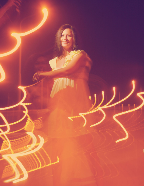 colorized beeld van dansende vrouw met lightpainting, lange tijd van blootstelling - Foto, afbeelding