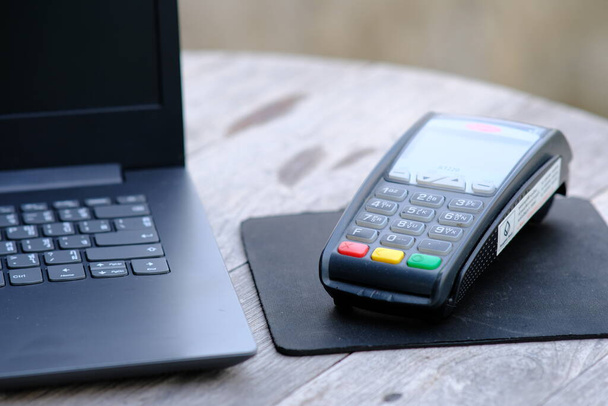 Кредитная карта с NFC, платежный терминал и pos на столе - Фото, изображение