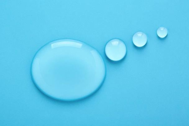 Gotas de agua en forma de burbuja de pensamiento sobre fondo azul. - Foto, Imagen