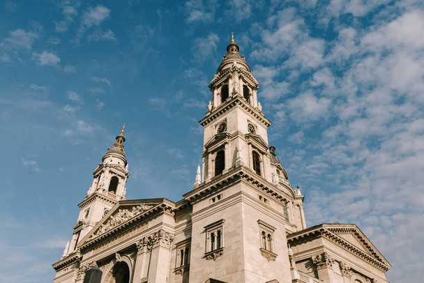 Budapester St.-Stephans-Basilika vor blauem Himmel und weißen Wolken - Foto, Bild