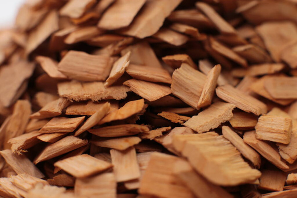 macro foto virutas de madera ecológica natural para fumar una mezcla de aliso y haya pequeña fracción - Foto, imagen