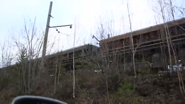 ein Zug, der sich langsam entlang der Gleise bewegt - Filmmaterial, Video