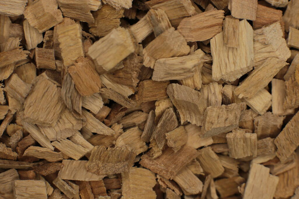 macro foto virutas de madera ecológica natural para fumar una mezcla de aliso y haya pequeña fracción - Foto, imagen