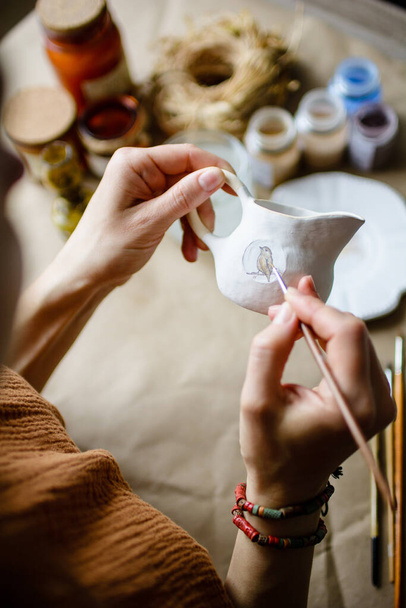 Il processo di pittura a mano una ceramica piatti fatti a mano. Focus selettivo. - Foto, immagini