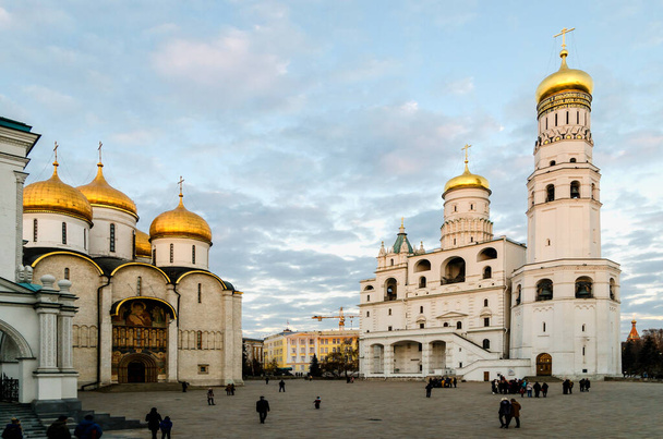 MOSCOW, Rusland - 22 november 2014: In Moskou Kremlin. Toeristen bezoeken het Kremlin.Binnen dit plein Sobornaya waar de Hemelvaart kathedraal. - Foto, afbeelding