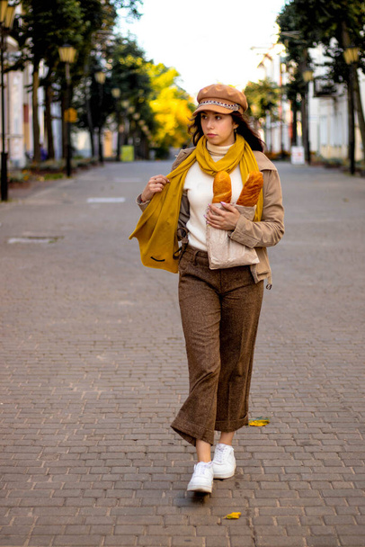 A young woman with long hair walks around the city. - Fotoğraf, Görsel