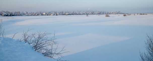 Krajobraz zimowy na terenie komnaty majątkowej Stroganowa, Usolye, Terytorium Trwały, Rosja. - Zdjęcie, obraz