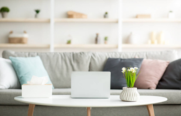 Άνετο χώρο εργασίας για απομακρυσμένη εργασία στο σπίτι, απλή σύγχρονη εσωτερική διακόσμηση και gadget - Φωτογραφία, εικόνα
