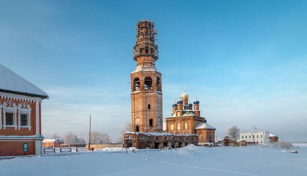 Krajobraz zimowy na terenie komnaty majątkowej Stroganowa, Usolye, Terytorium Trwały, Rosja. - Zdjęcie, obraz