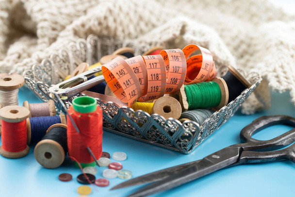 Hilos, agujas y artículos de costura. - Foto, Imagen