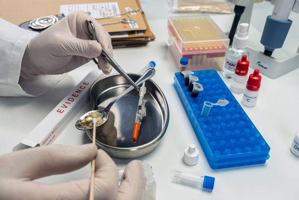 Police scientifique tenant cuillère utilisé dans le cas de surdose de laboratoire de la criminalité, image conceptuelle - Photo, image