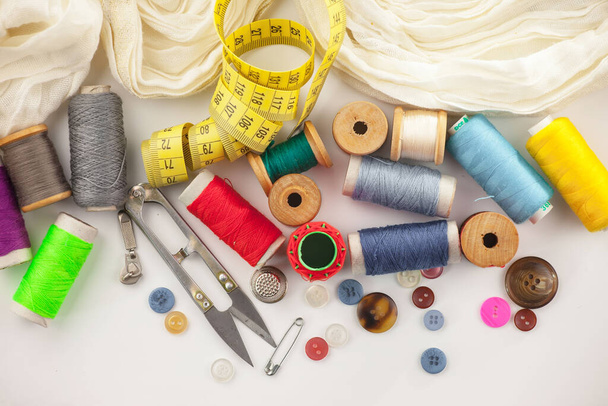 Threads, needles and sewing items. - Foto, Imagen