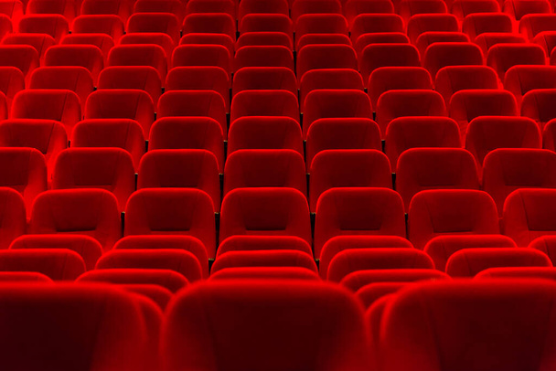 Une salle de cinéma vide avec des sièges en velours rouge. Cinéma vide. - Photo, image