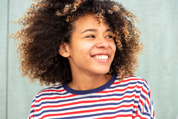Kapalı portre mutlu Afrikalı Amerikalı kız afro saçlı başka tarafa bakıyor - Fotoğraf, Görsel