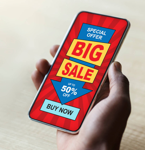 Mano de hombre negro con gran anuncio de venta en el teléfono inteligente - Foto, Imagen
