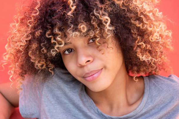 Κοντινό πλάνο πορτρέτο αφροαμερικανή έφηβη κοπέλα με αφρο μαλλιά - Φωτογραφία, εικόνα