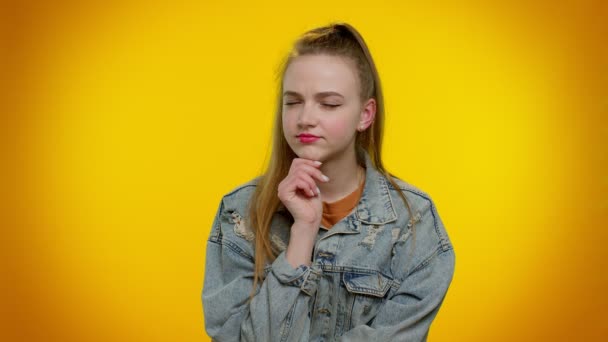 Nachdenkliches Studentenmädchen reibt sich mit nachdenklichem Gesichtsausdruck das Kinn, überlegt über eine Lösung, Frage - Filmmaterial, Video