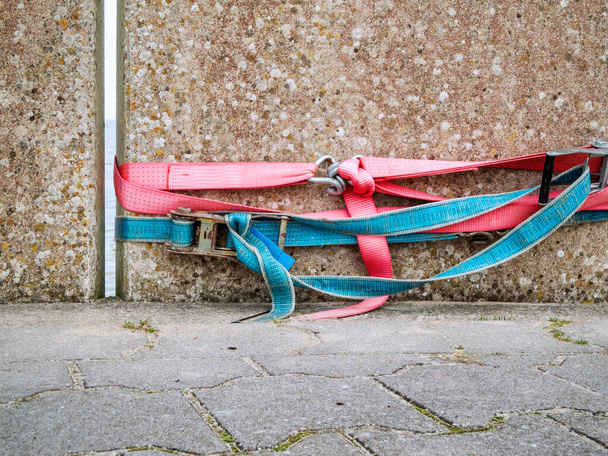Dos correas de amarre en rojo y azul en la pared del muelle de hormigón en el puerto de Harlesiel.  - Foto, Imagen