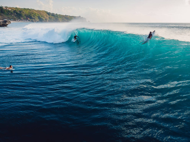 Letecký pohled se surfováním na ideální barel vlny. Modré perfektní vlny a surfaři v oceánu - Fotografie, Obrázek