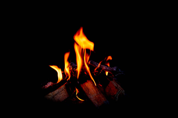 Feuer und brennendes Brennholz im Kamin - Foto, Bild