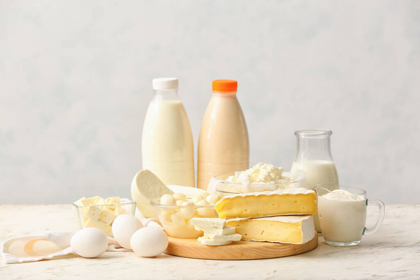 Různé mléčné výrobky na světlém pozadí - Fotografie, Obrázek