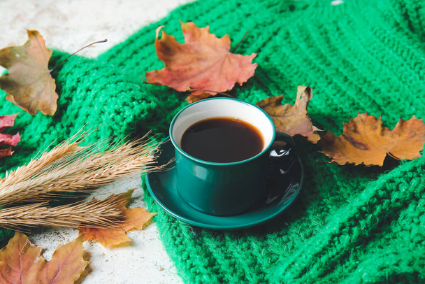 Όμορφη φθινοπωρινή σύνθεση με φλιτζάνι καφέ και ρούχα στο φως φόντο - Φωτογραφία, εικόνα