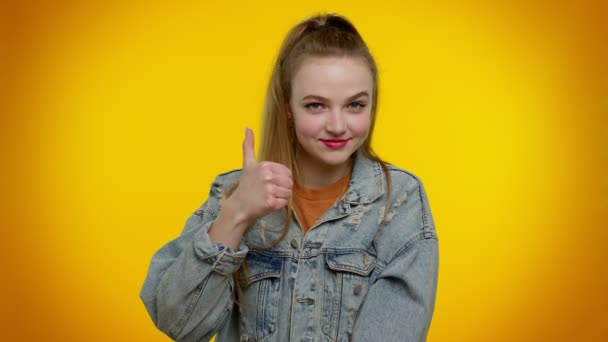 Teenager κορίτσι σηκώνει τους αντίχειρες επάνω συμφωνεί ή δίνει θετική απάντηση συνιστά διαφήμιση αρέσει καλό - Πλάνα, βίντεο