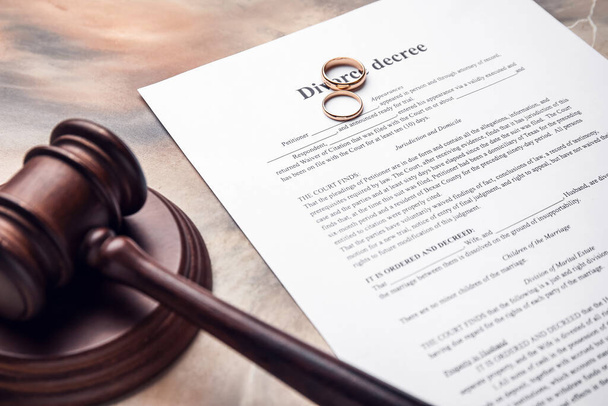 Soudce kladívko, prsteny a rozhodnutí o rozvodu na barevném pozadí - Fotografie, Obrázek