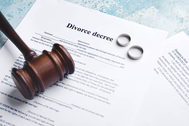 Судья молоток, кольца и развод постановление о цветном фоне - Фото, изображение