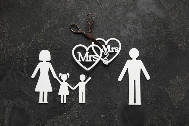 Figury rodiny s kroužky na klíči na tmavém pozadí - Fotografie, Obrázek