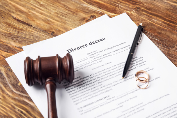 Decreto de divórcio com martelo do juiz e anéis em fundo de madeira - Foto, Imagem