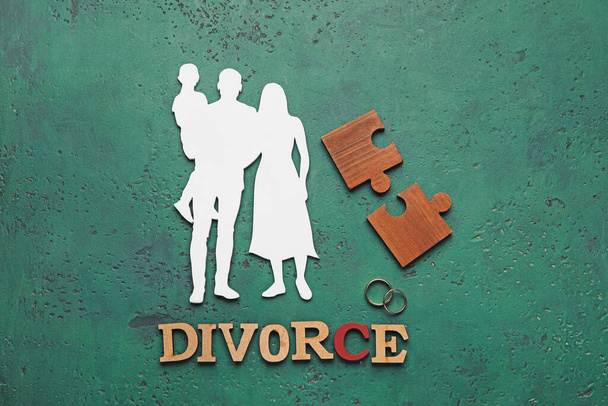 色の背景に単語DIVORCEと組成 - 写真・画像