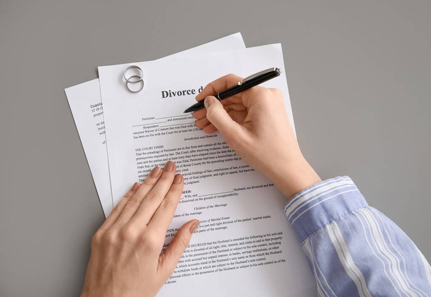 Žena podepisující rozhodnutí o rozvodu u stolu, detailní záběr - Fotografie, Obrázek