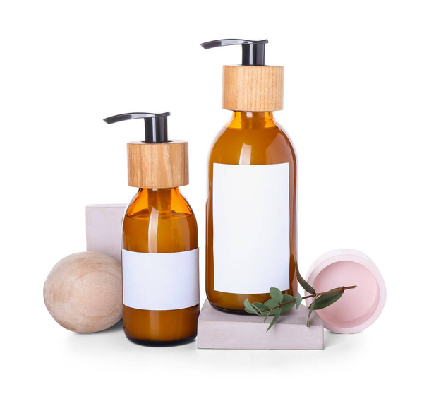 Composición con botellas de cosméticos naturales para el cabello sobre fondo blanco - Foto, imagen
